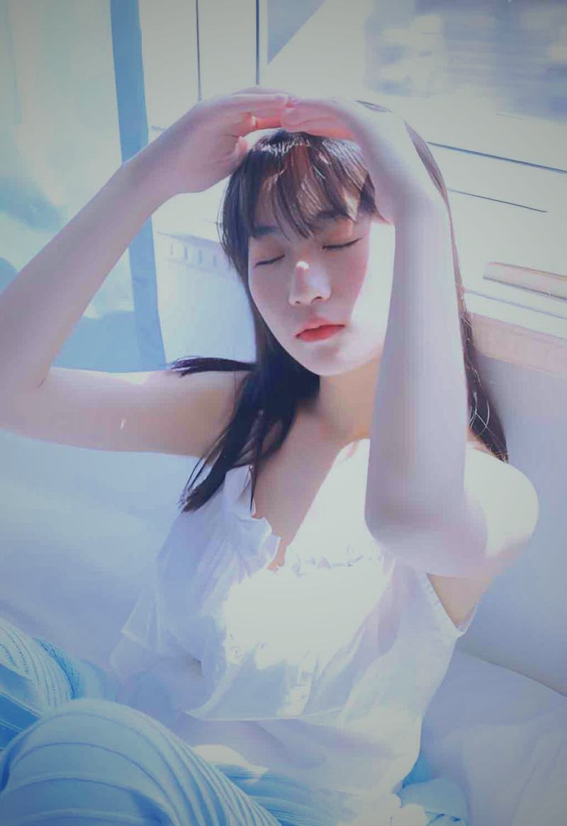电影院内观众观看动画大屏幕的沉浸式场景