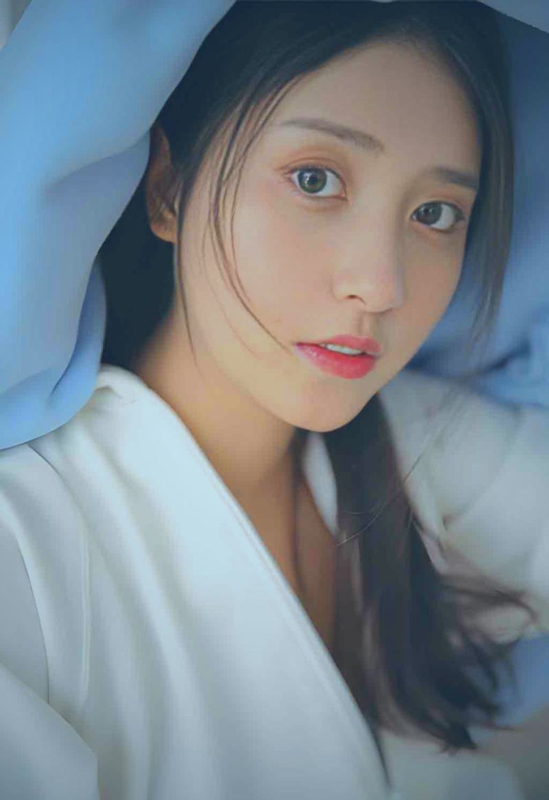 蓝天白云下，龙猫与小女孩站在车站旁等待公交车的经典场景