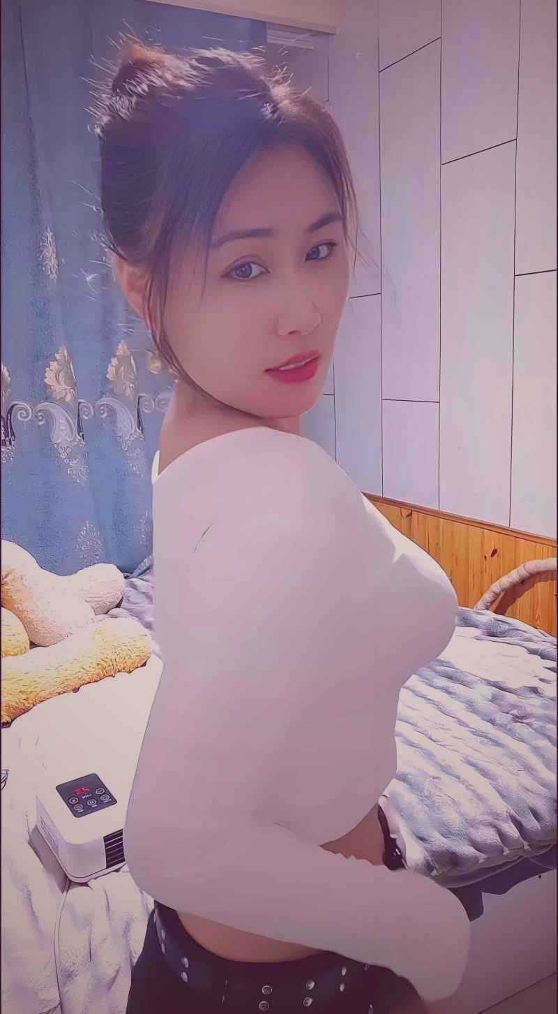 黑暗哥特风格剧场版场景示意，展现诡异建筑与阴郁氛围