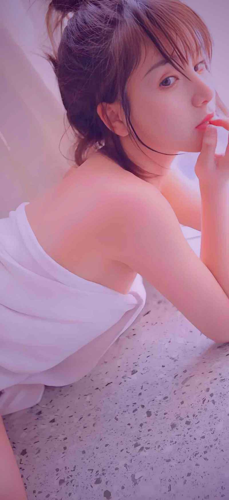 《哈尔的移动城堡》中移动城堡的外观与内部对比，以及《千与千寻》中河神沐浴拔出垃圾的场景