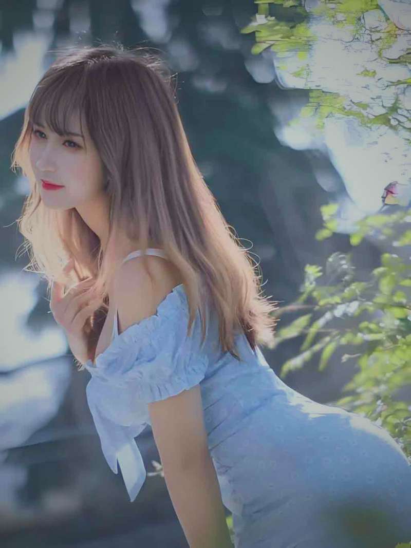 晓美焰在时间循环中孤独战斗的场景，背景是破碎的时钟与无尽的回廊