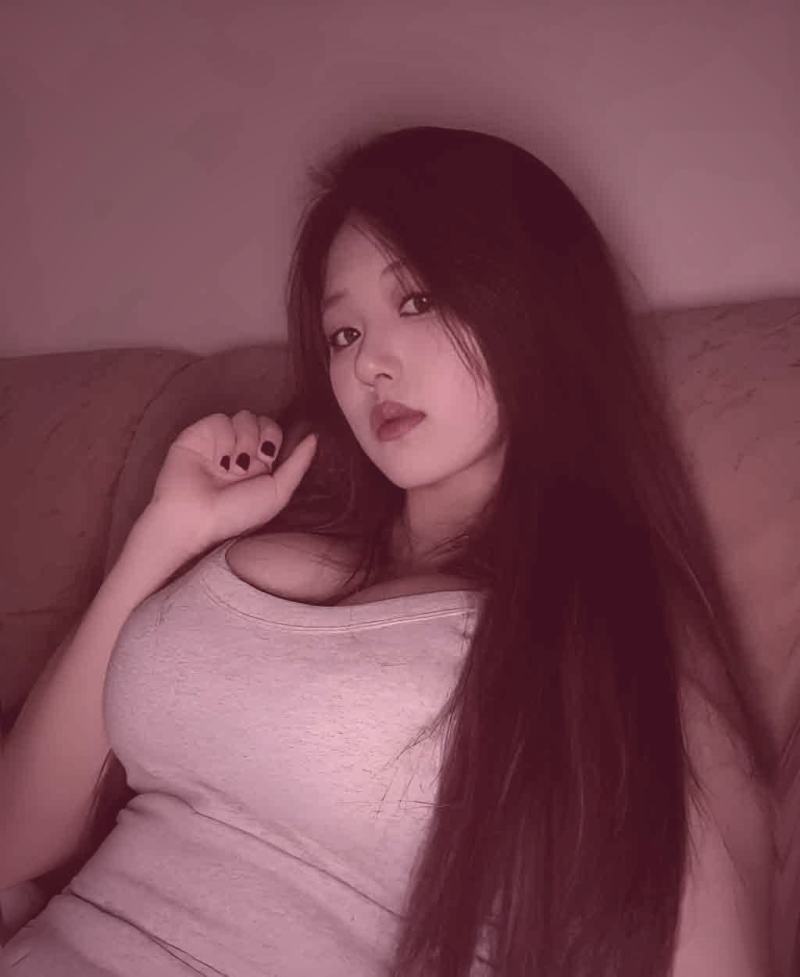 机甲番剧角色与机体互动场景示意