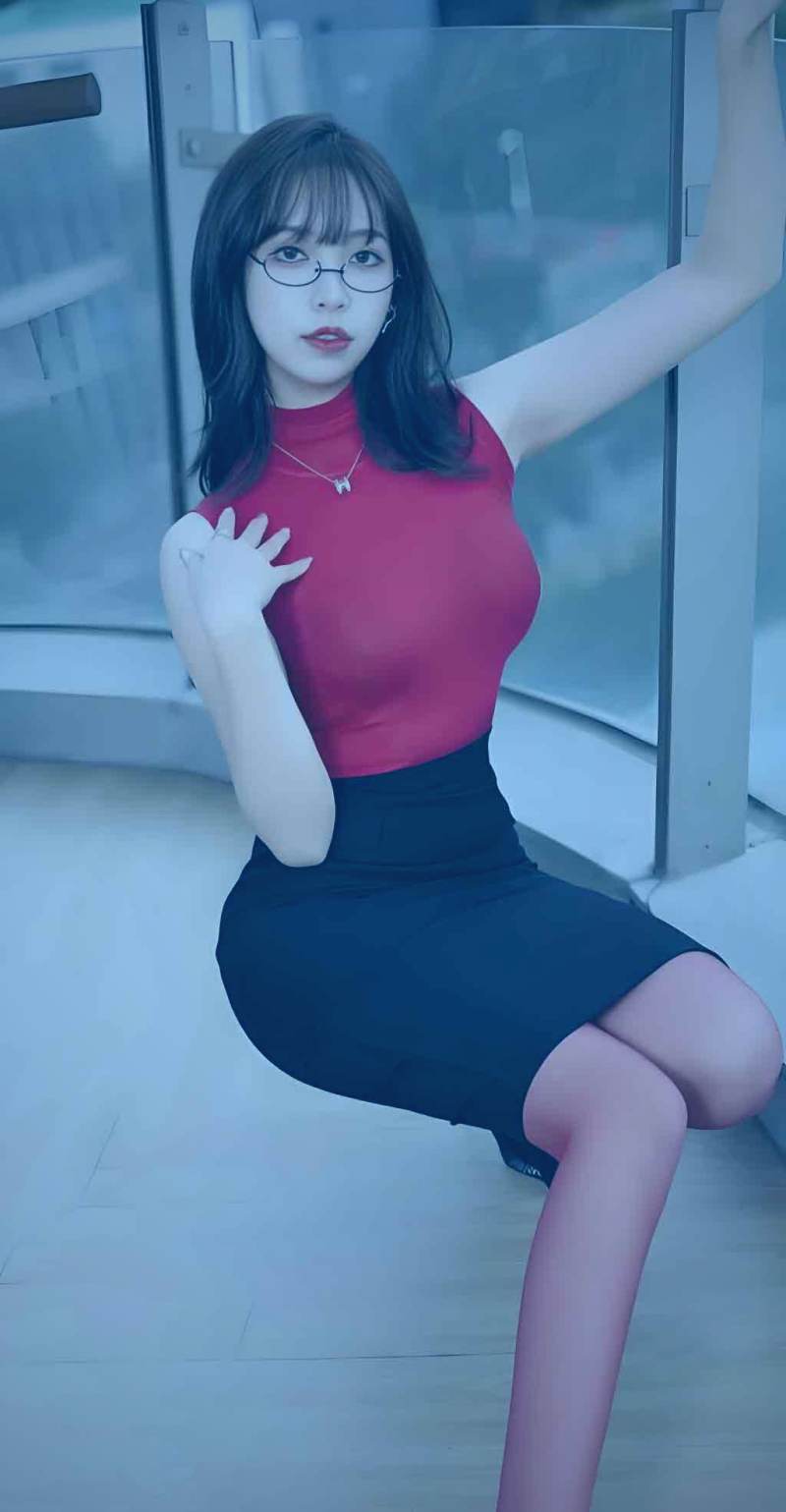 78动漫国产动漫冷门佳作盘点中展示的手绘风格场景，色彩丰富且带有铅笔纹理